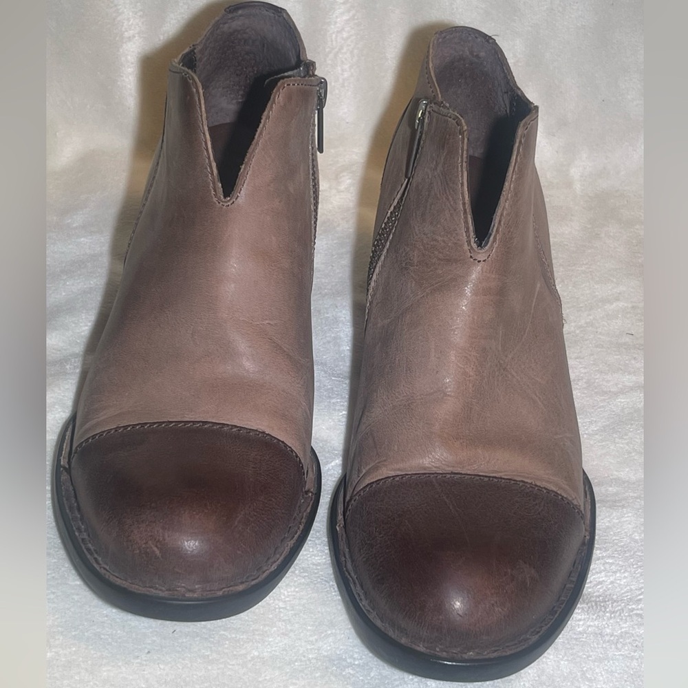 Born two tone women’s Leather Ankle Boots size 9